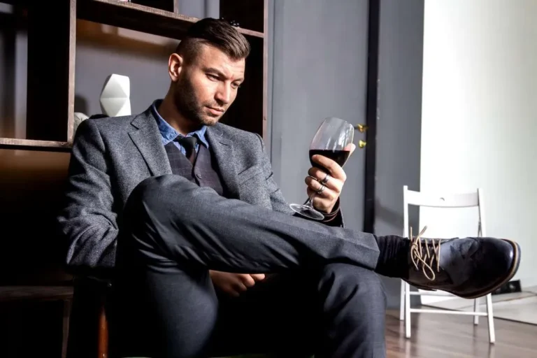 How to Recognize the Signs of a High-Functioning Alcoholic